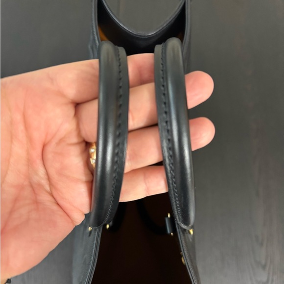 Louis Vuitton OnTheGo GM tote bag in black Monogram Empreinte leather - Picture 5 of 12